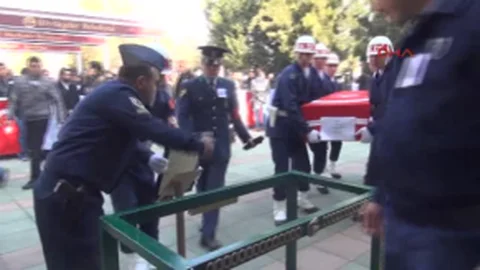 3 Yaşındaki Minik Fatih Şehit Babasını El Sallayarak Uğurladı