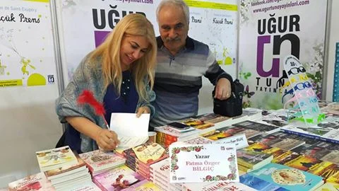 Şair Fatma Özger Bilgiç  kitaplarını imzaladı