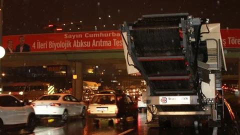 İstanbul'da Takılı Kalan Tır Trafiği Felç Etti