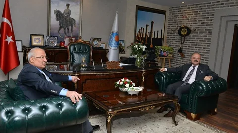 Başkan Kocamaz'dan Mersin Valisi Çakacak'a Kentsel Tasarım Projesi Brifingi