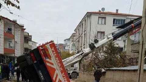 Vinç Binaların Üzerine Devrildi!