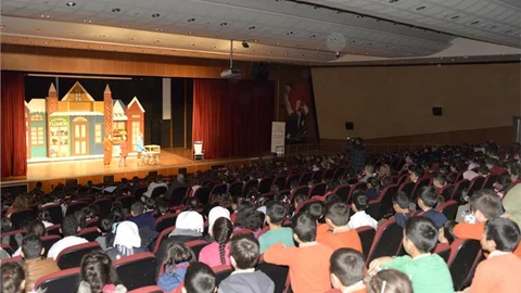 BÜYÜKŞEHİR ÇOCUKLARI TİYATRO İLE BULUŞTURMAYA DEVAM EDİYOR