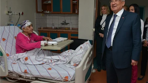 BAŞKAN KOCAMAZ’DAN HASTALARA‘BİR NEFES SIHHAT’ ZİYARETİ
