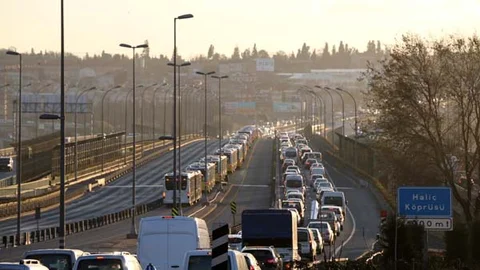 İstanbul'da Haliç Köprüsü'nde Trafiğin Ortasında Araç Alev Alev Yandı!