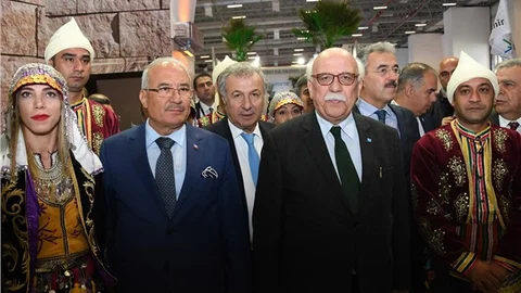 İZMİR´DE MERSİN BÜYÜKŞEHİR BELEDİYESİ RÜZGARI ESTİ