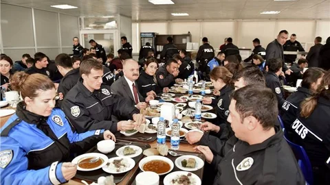 Vali Özdemir Çakacak Çevik Kuvvet Şube Müdürlüğü’nü Ziyaret Etti