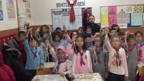 İlkokul Çocuklarının Eline İdam İpi Tutturan Sınıf Öğretmeni Açığa Alındı