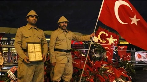 Beşiktaş'ta Şehitler İçin Nöbet Tutuldu