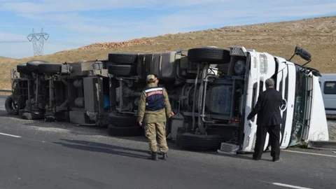 Alanya'da aşırı yüklü TIR devrildi