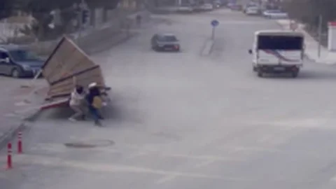 Mersin'de Şiddetli Rüzgardan Dolayı Yol Kenarındaki Tabela Devrildi: 2 Kişi Yaralandı