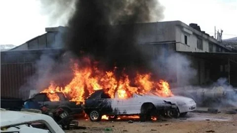Mersin'de Isınmak İçin Ateş Yaktılar Park Halindeki 2 Araç Kül Oldu