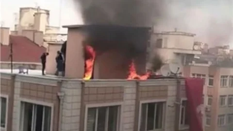 HDP BİNASINI ATEŞE VERDİLER, ÇATISINA MHP BAYRAĞI ASTILAR