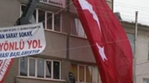 HDP Binasına Dev Türk Bayrağı Asıldı