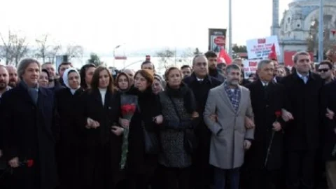 Ak Parti Milletvekilleri Şehitler Tepesinde Toplanıp Dua Etti