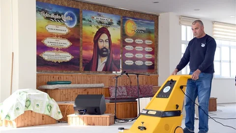 MERSİN BÜYÜKŞEHİR BELEDİYESİ İBADETHANELERİ GÜL KOKUSUYLA TEMİZLEDİ