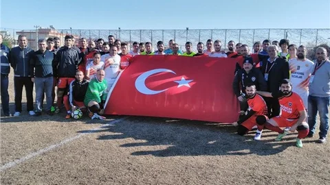 TAKIMLARI TARSUS’TA SAHAYA BÜYÜK BİR TÜRK BAYRAĞIYLA ÇIKTI