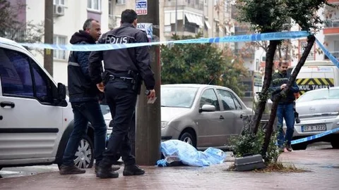 Antalya'da 71 Yaşındaki Adam Sokak Ortasında Ölü Bulundu
