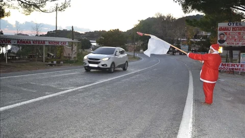 MERSİN - ANTALYA YOLUNDA NOEL BABAYLA KARŞILAŞABİLİSİNİZ
