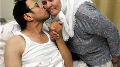 Antalya'da 62 Yaşındaki Anne Hasta Oğluna Yeni Yıl Hediyesi Olarak Kendi Böbreğini Verdi
