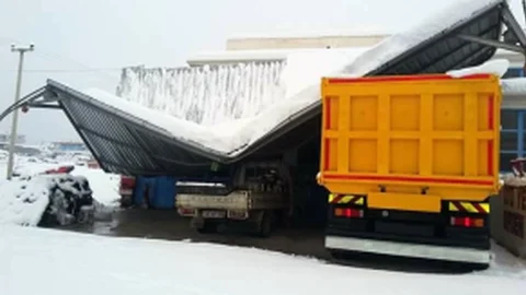 Mersin'de Kardan Dolayı 2 Çatı Daha Çöktü