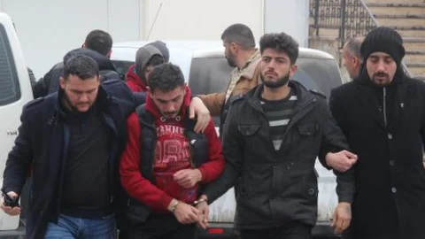 6 Suriyeli Bir Genci Sopayla Dövüp Telefonunu Gasp Etti