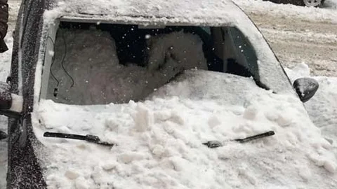 Çatıdan Düşen Kar 3 Arabayı Ezip Parçaladı