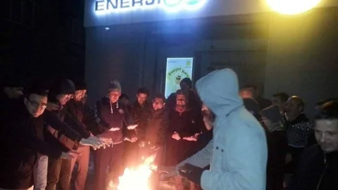 Mersin'de Elektrik Kesintisine Ateşle Tepki Verildi