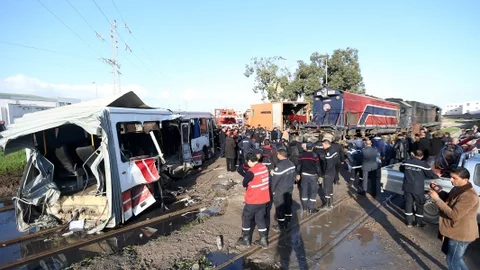  Tren Kazası : 5 Ölü 37 Yaralı