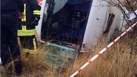 Yolcu Minibüsü Kaza Yaptı: 1'i Ağır 16 Yaralı