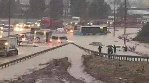 Mersin ve İlçelerde Aşırı Yağış Sele Döndü