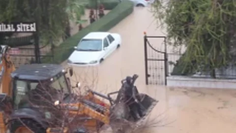 Mersin'de Selden Dolayı  Okul Servisinde Mahsur Kalan Öğrenciler Kepçe İle Kurtarıldı