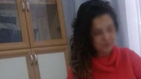 Antalya'da İlkokul Öğretmeni Küçük Kız Öğrenciyi Soyup Sınıfta Dolaştırdı Hakaret Etti 