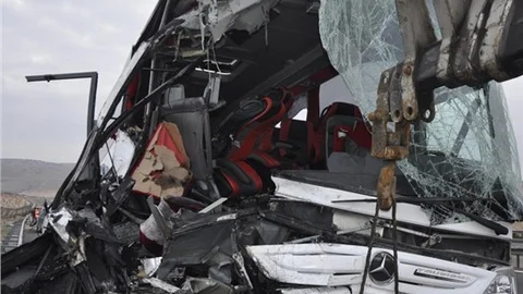 Mersin'e Gelen Yolcu Otobüsü TIR'a Çarpıp Devrildi: 8 Yaralı