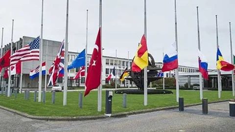 NATO Türkiye İçin Bayrakları Yarıya İndirdi