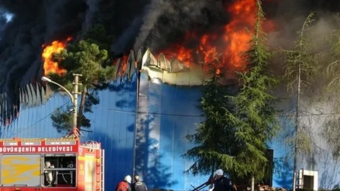 Mobilya Fabrikasında Yangın Çıktı :  4 Kişi Hastaneye Kaldırıldı