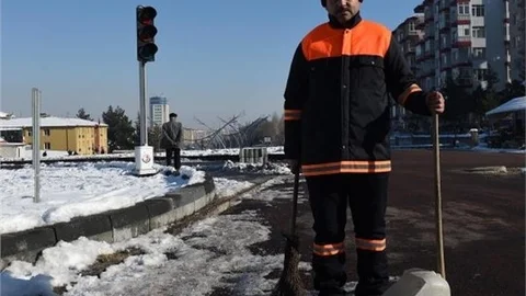 Temizlik İşçisi Bulduğu 20 Bin TL'yi Polise Götürdü: "Haram Paradan Fayda Gelmez" Dedi