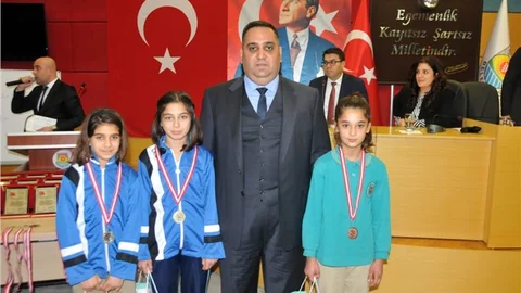 KURTULUŞ KOŞUSUNDA DERECE YAPAN ÖĞRENCİLER ÖDÜLLERİNİ ALDI