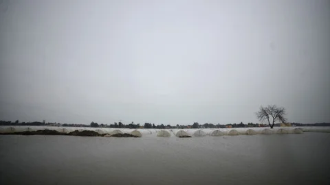 Mersin'de Çiftçiler Selden Sonra Kalan Ürünleri Kurtarmaya Çalışıyor