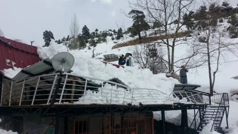 Mersin'de Kardan Dolayı Bakkalın Çatısı Çöktü