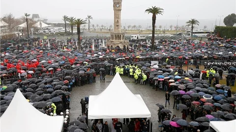 İZMİR ŞEHİDİNİ YALNIZ BIRAKMADI