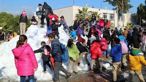 Mersin'de Okullara Çocuklar İçin Kar Taşınıyor
