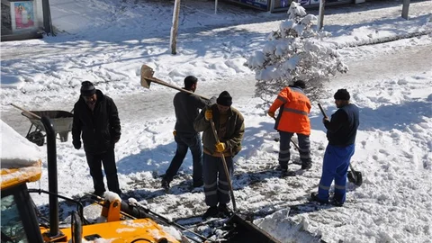 KAR ÇALIŞMASI YAPAN BELEDİYE İŞÇİSİ 6 BİLEZİK BULDU