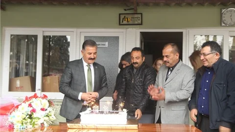 BAŞKAN TUNA’YA SÜRPRİZ DOĞUM GÜNÜ