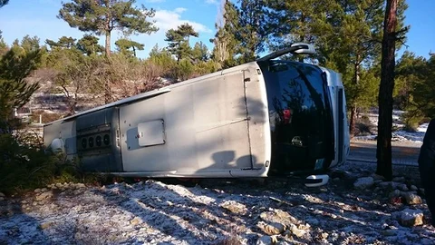 ANKARA OTOBÜSÜ GÜLNAR'DA DEVRİLDİ 9 YARALI