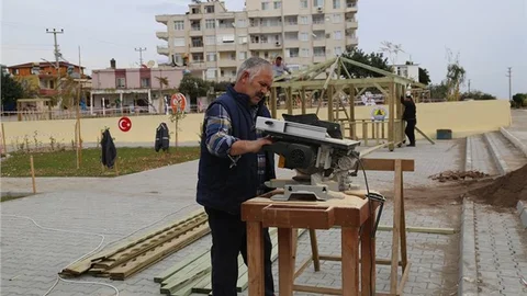 BELEDİYE MARANGOZHANESİ ÜRETİYOR ERDEMLİ GÜZELLEŞİYOR