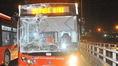 İzmir'de 20 Araç Birbirine Girdi! Zincirleme Kazada 1 Kişi Öldü