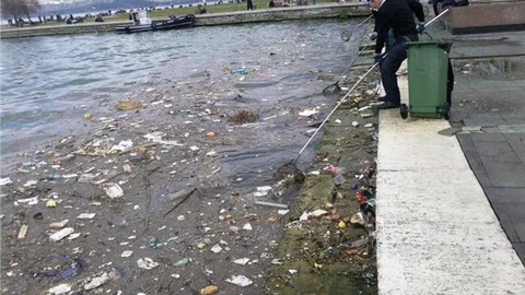 MERSİN 'DENİZE RESMİ EVRAK ATILMIŞ' İDDİASINI KONUŞUYOR