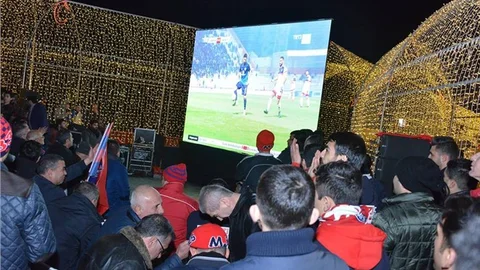 BAŞKAN KOCAMAZ, DEV EKRAN KURDURDU TARAFTARLA MAÇ İZLEDİ