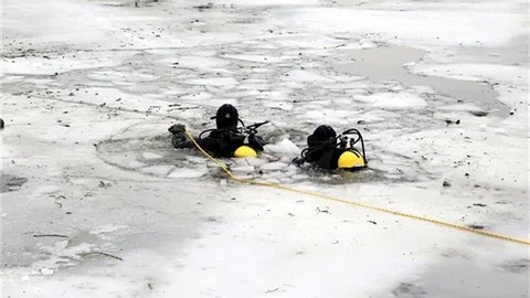 Donan Çayın Üzerinde Oynayan 2 Çocuk Buzun Kırılmasıyla Suya Düşerek Boğuldu