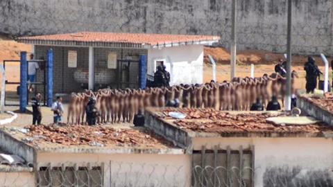 Brezilya'da Cezaevinde İsyan Eden Mahkumları Çırılçıplak Soydular